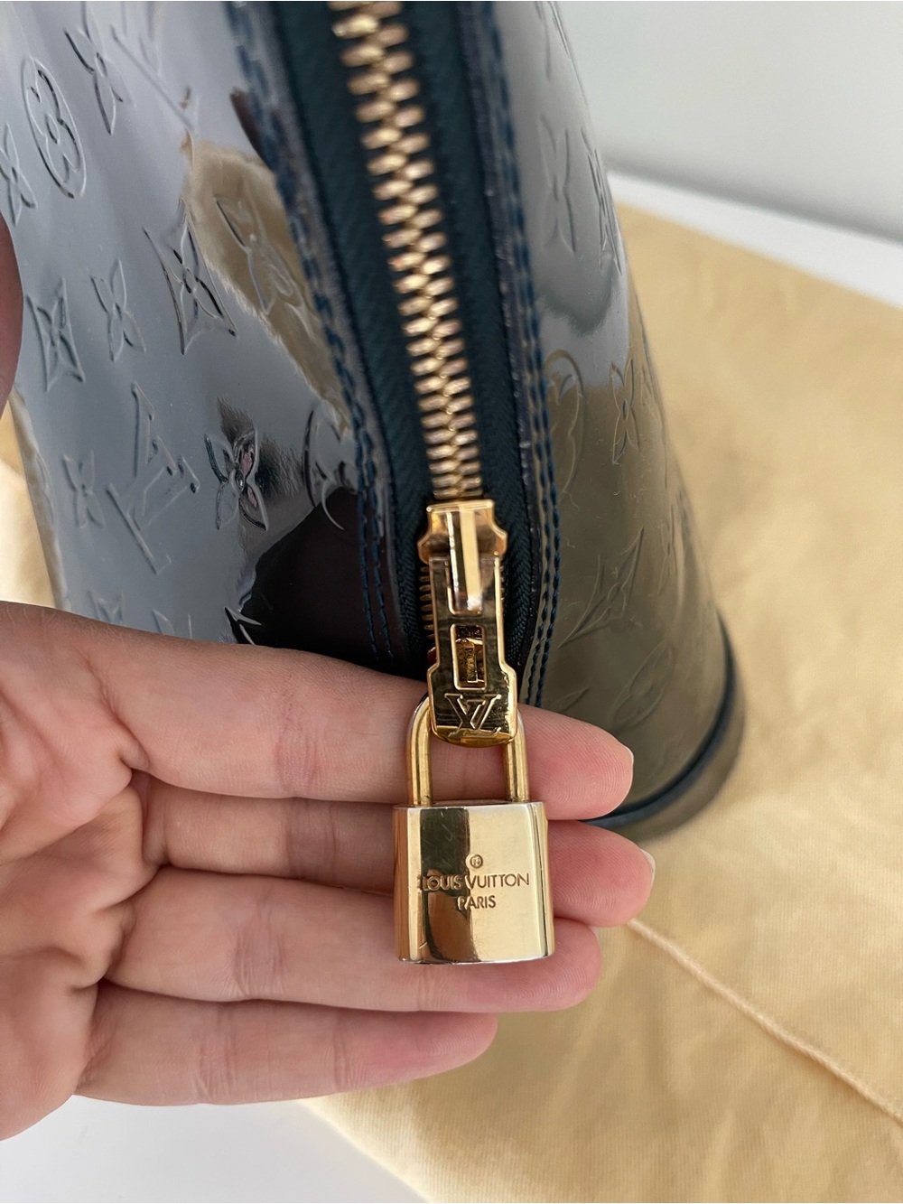 Louis Vuitton Vernis Alma Satchel in Shiny Dark Green - Picture 2 of 7